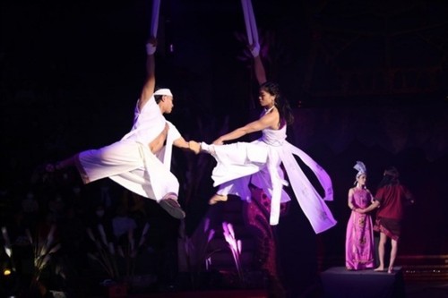 Xiếc kết hợp với cải lương mở lối cho sân khấu truyền thống - ảnh 1