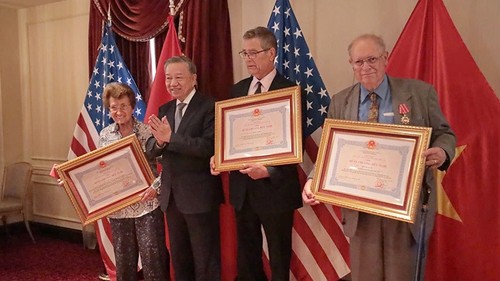 Việt Nam tiễn biệt ông bà Weiss, những người bạn thủy chung góp phần hàn gắn quan hệ Việt - Mỹ - ảnh 1