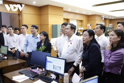 Chủ tịch Quốc hội thăm, động viên phóng viên, biên tập viên tại Trung tâm báo chí - ảnh 2