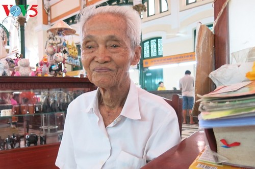 Duong Van Ngo, a public letter writer at the Saigon Central Post Office  - ảnh 1