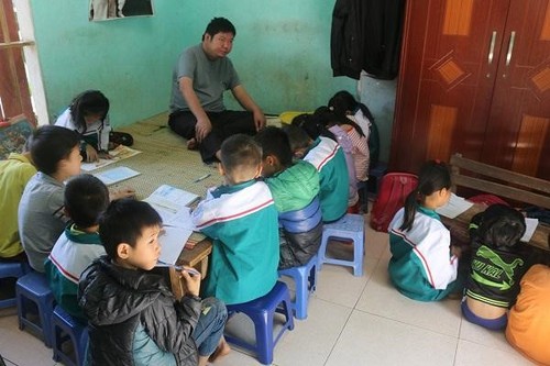 Disabled teacher dedicated to poor children - ảnh 1