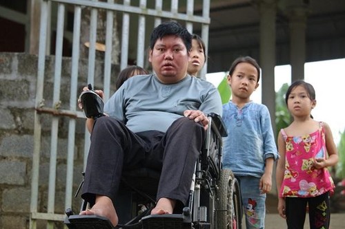 Disabled teacher dedicated to poor children - ảnh 2