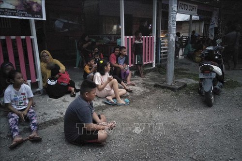 Thousands evacuated after 7.3-magnitude quake in Indonesia - ảnh 1