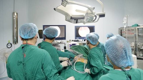 Thyroid surgery method sets new Vietnam record - ảnh 2