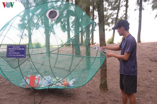 Fish-shaped bamboo dustbins help protect environment in Cai Chien island - ảnh 2