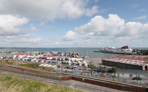 16 people found in container on ferry bound for Ireland - ảnh 1