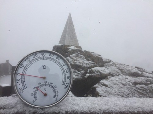 Snow covers top of Mount Fansipan - ảnh 4