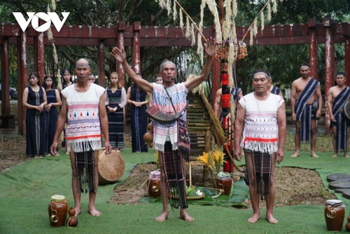 Lam Dong's village chief preserves Gong culture   - ảnh 1