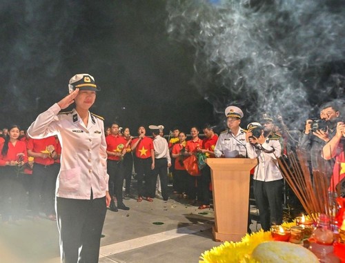 Naval officer maps Vietnam’s sea and islands - ảnh 1