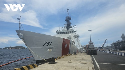 US navy, coast guard ships dock at Cam Ranh Port  - ảnh 1