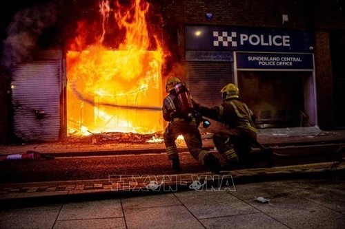 UK riots halted by police, communities but country remains on alert - ảnh 1