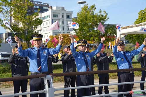 Coast guard ship leaves for Vietnam from South Korea visit  - ảnh 1