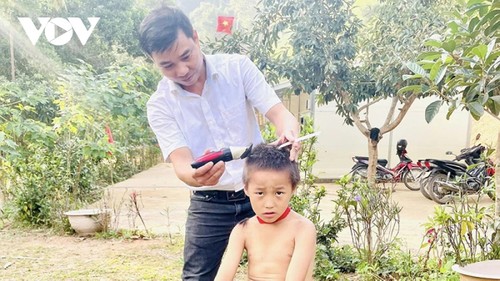 Devoted teacher cooks up a future for Thanh Hoa’s border children  - ảnh 2