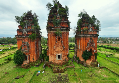 Close-up of the tallest Cham tower in Southeast Asia in Binh Dinh - ảnh 11