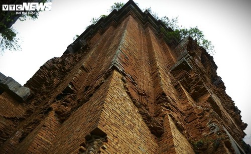 Close-up of the tallest Cham tower in Southeast Asia in Binh Dinh - ảnh 7