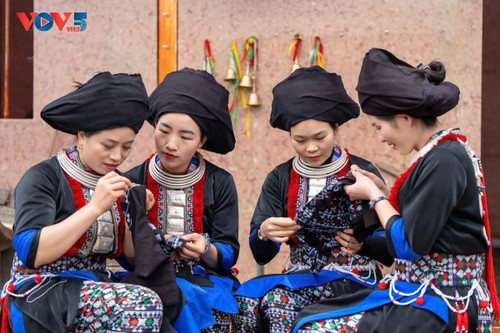 Dao woman breathes new life into traditional embroidery - ảnh 1