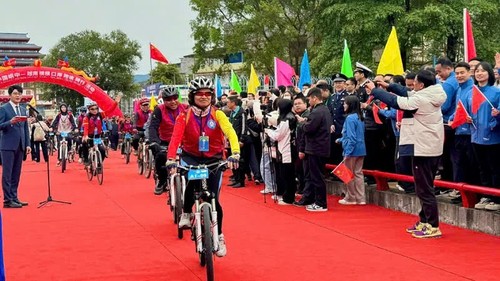 Cross-border friendship tournament attracts 300 Vietnamese, Chinese cyclists  - ảnh 1