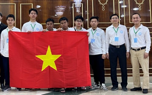 Vietnamese students win six golds at International Mathematical Olympiad  - ảnh 1