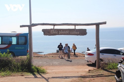 Phu Quy Island draws tourists during April 30-May 1 holiday - ảnh 2