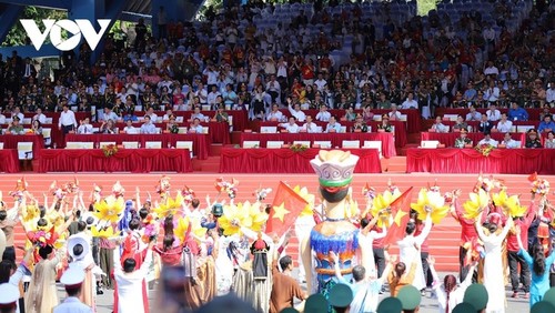 State-level rehearsal of grand parade for 50th anniversary of national reunification  - ảnh 1