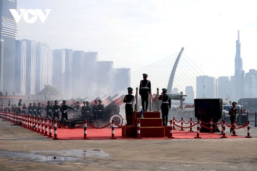 State-level rehearsal of grand parade for 50th anniversary of national reunification  - ảnh 2