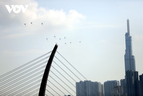 State-level rehearsal of grand parade for 50th anniversary of national reunification  - ảnh 7