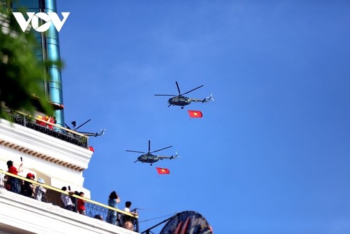 State-level rehearsal of grand parade for 50th anniversary of national reunification  - ảnh 8