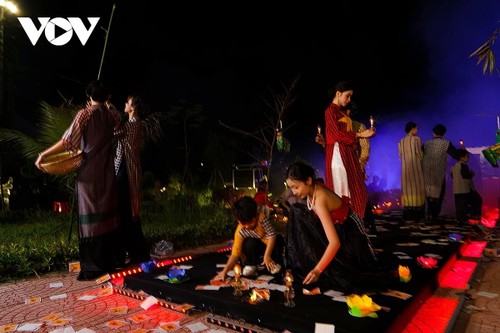 Fashion show recreates “Ying Yang market” in Can Tho - ảnh 1