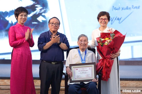 Composer Pham Tuyen honored with Cricket Arts Award - ảnh 1