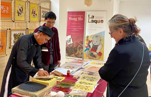Vietnam showcases Dong Ho folk paintings in Paris, seeks UNESCO recognition - ảnh 1
