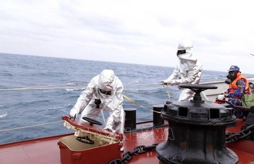 Vietnamese, Chinese navies hold joint patrol in Gulf of Tonkin - ảnh 1