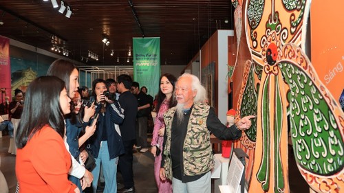  Veteran artist tells cultural stories with puppets - ảnh 1