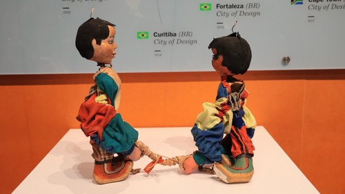  Veteran artist tells cultural stories with puppets - ảnh 2