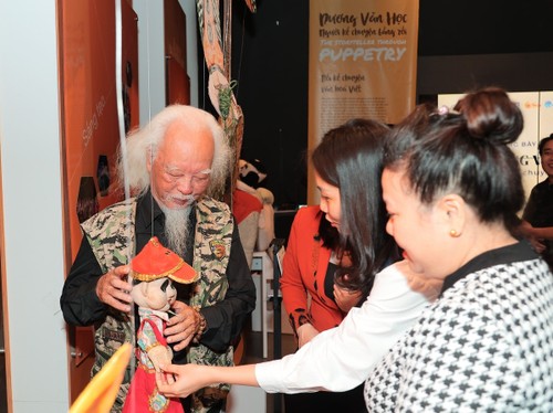  Veteran artist tells cultural stories with puppets - ảnh 3