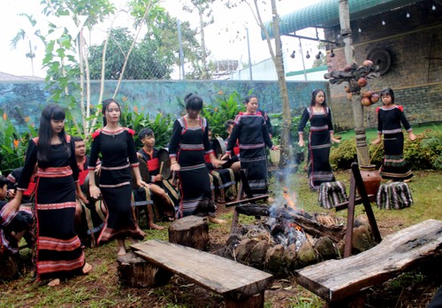 Central Highlands folk dances find new life - ảnh 1