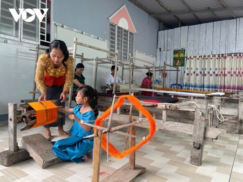 Khmer artisan safeguards centuries-old brocade weaving craft - ảnh 2