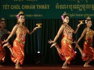 Họp mặt, chúc Tết Chôl Chnăm Thmây của đồng bào Khmer Nam bộ  - ảnh 1