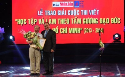 Trao giải cuộc thi viết “Học tập và làm theo tấm gương đạo đức Hồ Chí Minh” năm 2013-2014  - ảnh 1