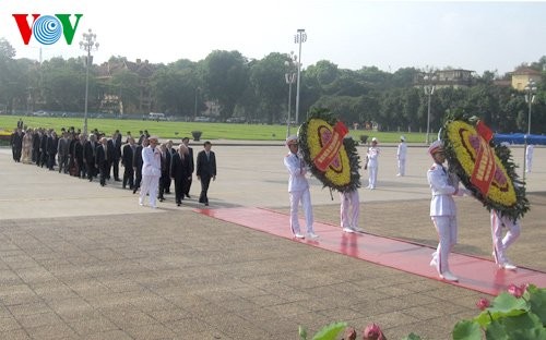 Lãnh đạo Đảng, Nhà nước vào Lăng viếng Chủ tịch Hồ Chí Minh nhân kỷ niệm 125 năm ngày sinh của Người - ảnh 1