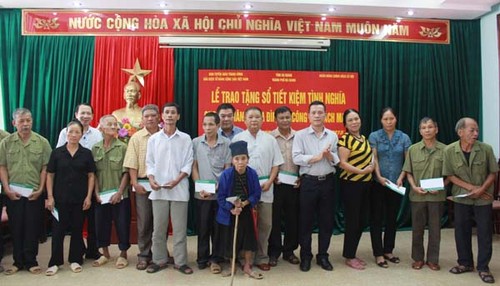 Trao tặng 100 sổ tiết kiệm “Màu hoa đỏ” cho gia đình chính sách - ảnh 1