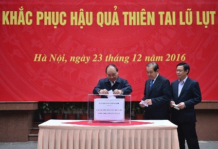 Lãnh đạo Chính phủ quyên góp ủng hộ đồng bào bị thiệt hại do mưa lũ  - ảnh 1