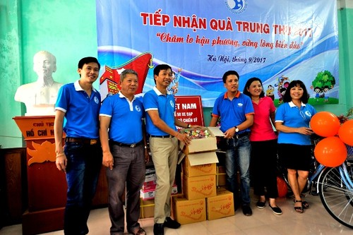 Tiếp nhận quà Trung thu 2017 “Chăm lo hậu phương - Vững lòng biển đảo” - ảnh 1