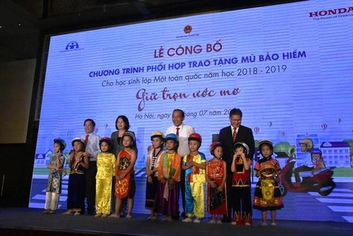 Gần 2 triệu học sinh lớp 1 sẽ được tặng mũ bảo hiểm - ảnh 1