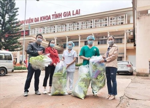 Tặng khẩu trang, mũ chống giọt bắn cho tuyến đầu chống dịch ở tỉnh Gia Lai - ảnh 1