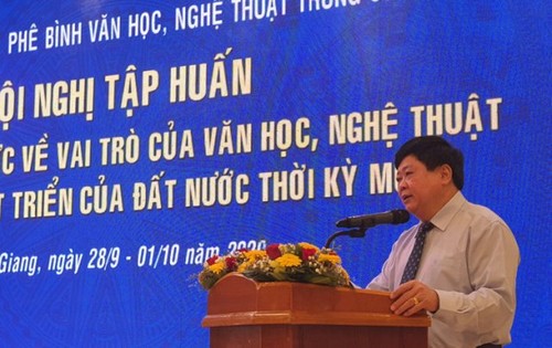 Nâng cao nhận thức vai trò của văn học, nghệ thuật trong sự phát triển của đất nước thời kỳ mới - ảnh 1