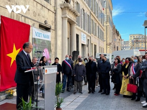 Gắn biển tưởng niệm Chủ tịch Hồ Chí Minh tại thành phố Marseille (Pháp) - ảnh 1