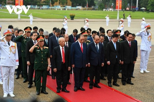 Lãnh đạo Đảng, Nhà nước vào Lăng viếng Chủ tịch Hồ Chí Minh - ảnh 1