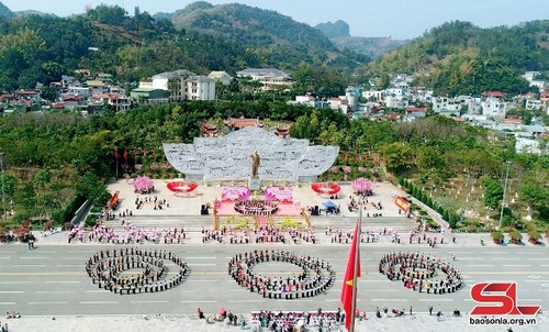 Sơn La: Rộn rã “Hội xuân dâng Bác” - ảnh 2