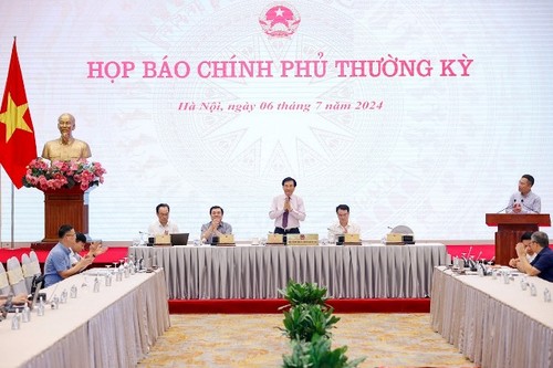 Họp báo Chính phủ: Nhiều chuyên gia đánh giá cao kết quả và triển vọng kinh tế Việt Nam - ảnh 1