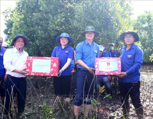 Tặng hàng trăm suất học bổng cho học sinh nghèo vượt khó tỉnh Bình Định - ảnh 1